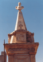 Busto superior del obelisco. J.P. Pringles