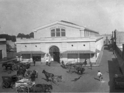 Mercado Municipal, entrada por calle Colón