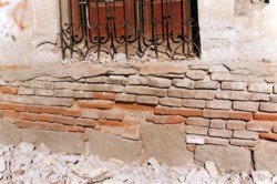 Detalle de zócalo de piedra y ladrillo. Pringles entre Chacabuco y Mitre.