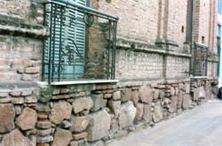 Detalle de zócalo de piedra y ladrillo. 9 de Julio y San Martín. Casa ya demolida.