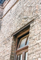 Detalle de arco en ventana de mampostería de ladrillo.