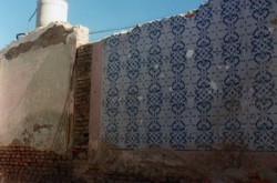 Pared interior pintada con molde. Demolición vivienda, en 25 de Mayo entre Colón y Rivadavia.