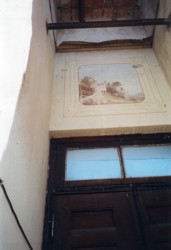 Pintura en pared interior sobre la puerta de acceso a la vivienda. Calle Belgrano entre San Martín y Rivadavia