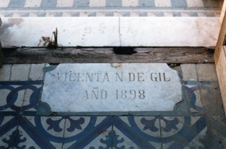 Detalle piso de baldosas y mármol grabado. Demolición vivienda en 25 de Mayo entre Colón y Rivadavia.
