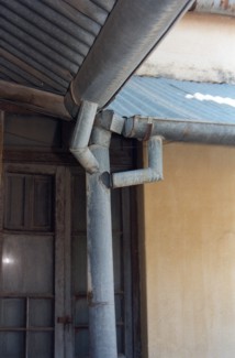 Detalle de colector de agua de techos para alimentar el aljibe.