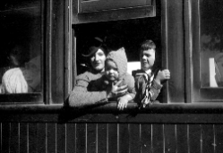 Mujer y niños en un vagón