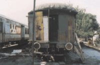 Vagón de madera ubicado frente a la estación