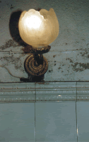 Detalle del azulejo y de la iluminación del baño.